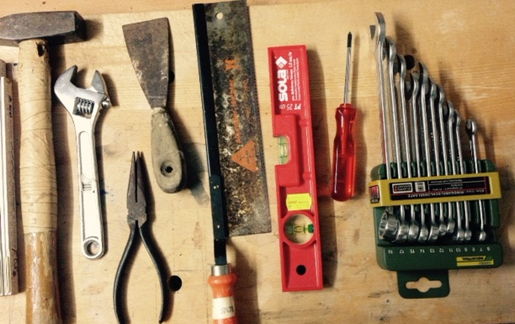 Verschiedene Werkzeuge liegen auf einer Werkbank